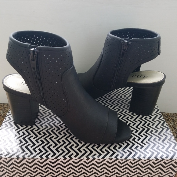 a.n.a Shoes - NIB Size 5 Medium Black a.n.a. High Heel Sandals